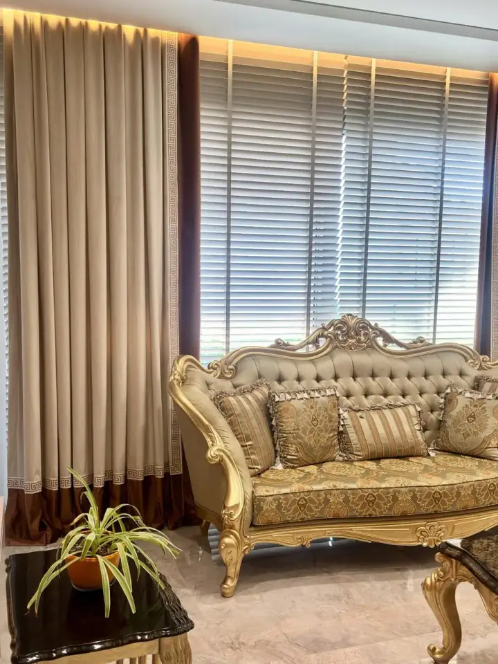 Klasik altın koltuk takımıyla jaluzi ve drape perde