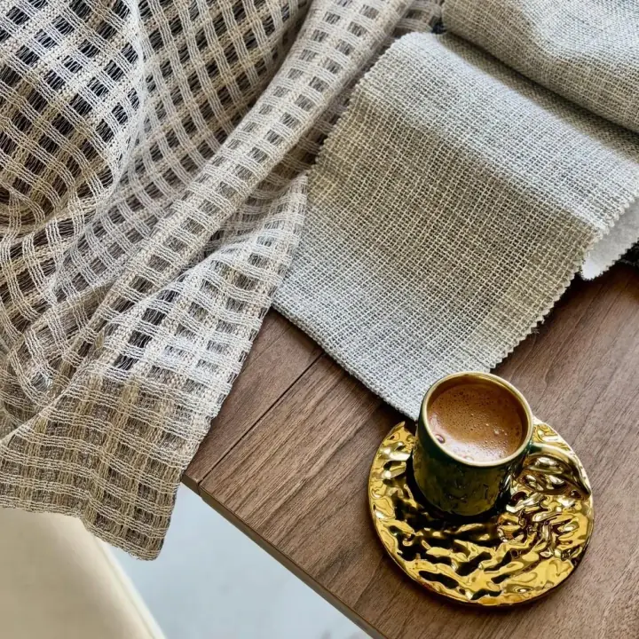 Köşe salonda jaluzi ve drape perde uygulaması