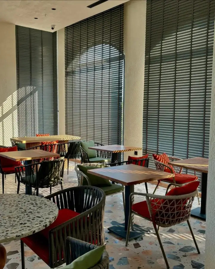 Now Boutique Hotel restoranında ahşap jaluzi uygulaması; ticari referans