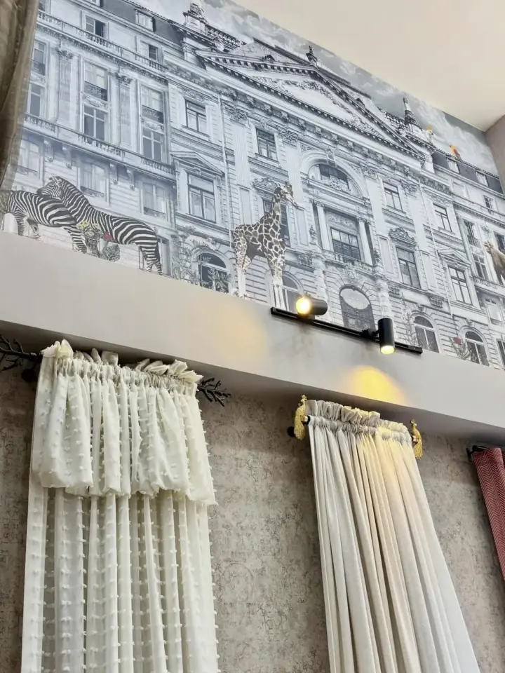 Desenli duvar kâğıdı, tül ve drape perde uyumu